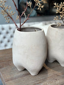 Vaas Taurasi op pootjes – light brown – Ø 23 × H 29,5 cm