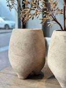 Vaas Taurasi op pootjes – light brown – Ø 23 × H 29,5 cm