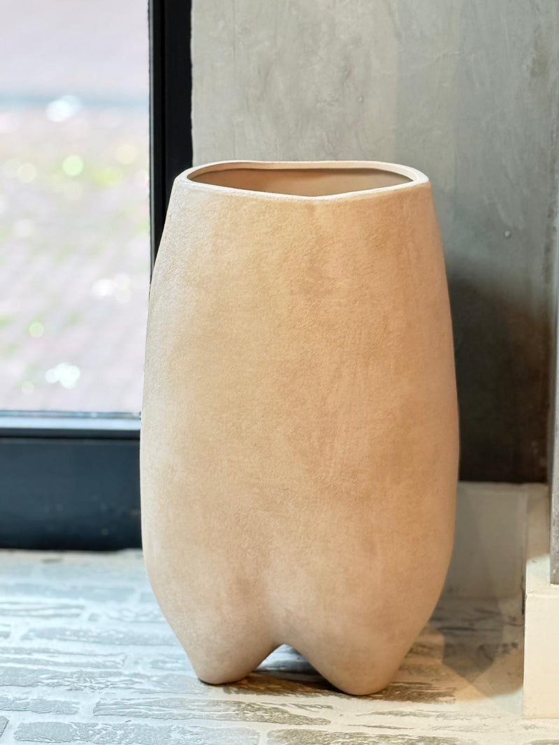 Vaas Taurasi op pootjes - light brown - D26 x H43 cm