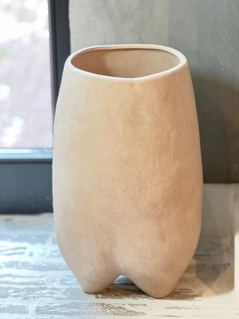 Vaas Taurasi op pootjes - light brown - D26 x H43 cm