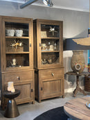 Vitrinekast van oud teakhout met glazen deurtjes en lade – 45x85x225 cm