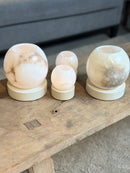 Windlicht Olessa van beige albast op zandstenen voet - D12x H16 cm