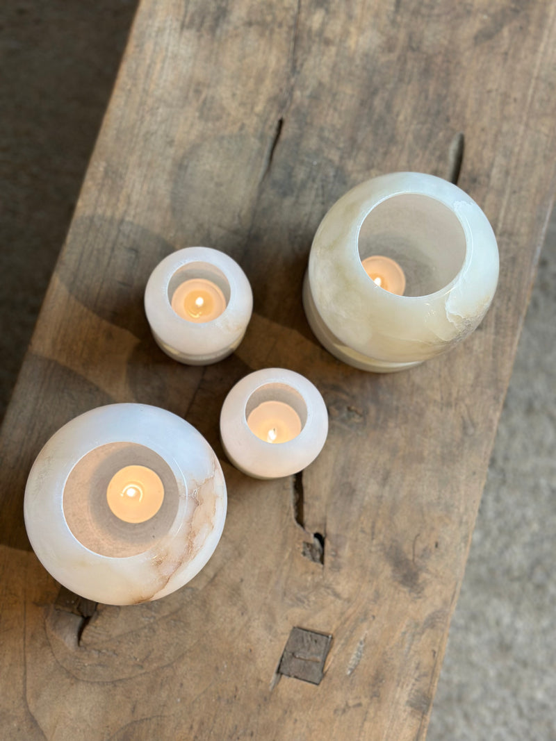 Windlicht Olessa van beige albast op zandstenen voet - D12x H16 cm