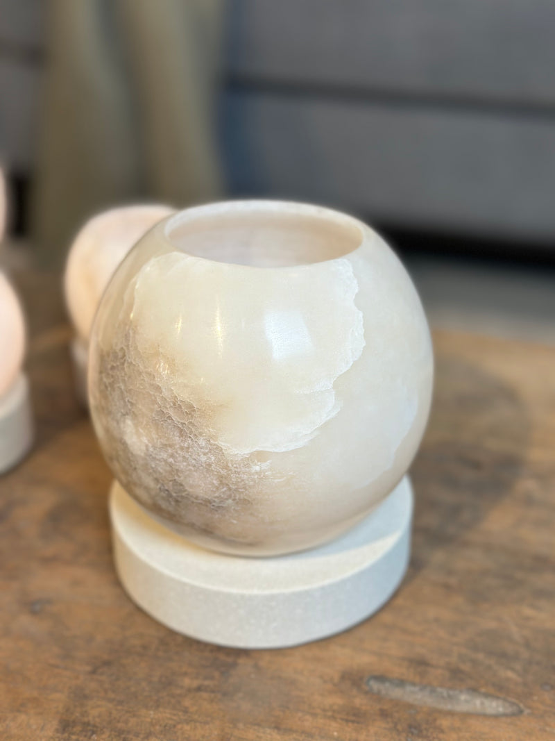 Windlicht Olessa van beige albast op zandstenen voet - D12x H16 cm