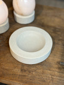 Windlicht Olessa van beige albast op zandstenen voet - D12x H16 cm