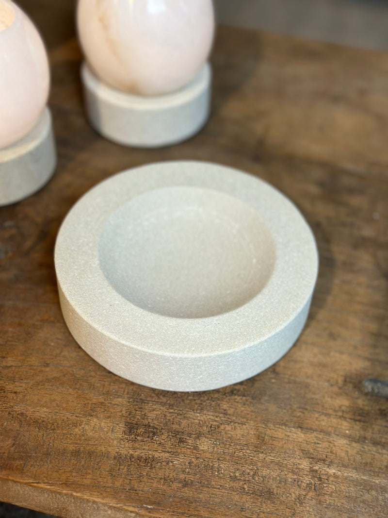 Windlicht Olessa van beige albast op zandstenen voet - D12x H16 cm