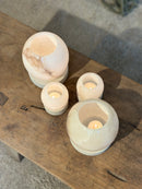 Windlicht Olessa van beige albast op zandstenen voet - D12x H16 cm