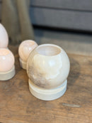 Windlicht Olessa van beige albast op zandstenen voet - D12x H16 cm