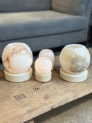 Windlicht Olessa van beige albast op zandstenen voet - D7x H10 cm