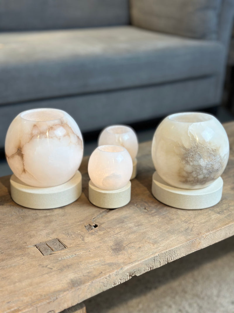 Windlicht Olessa van beige albast op zandstenen voet - D7x H10 cm