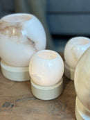 Windlicht Olessa van beige albast op zandstenen voet - D7x H10 cm