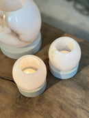 Windlicht Olessa van beige albast op zandstenen voet - D7x H10 cm