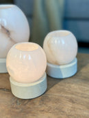 Windlicht Olessa van beige albast op zandstenen voet - D7x H10 cm