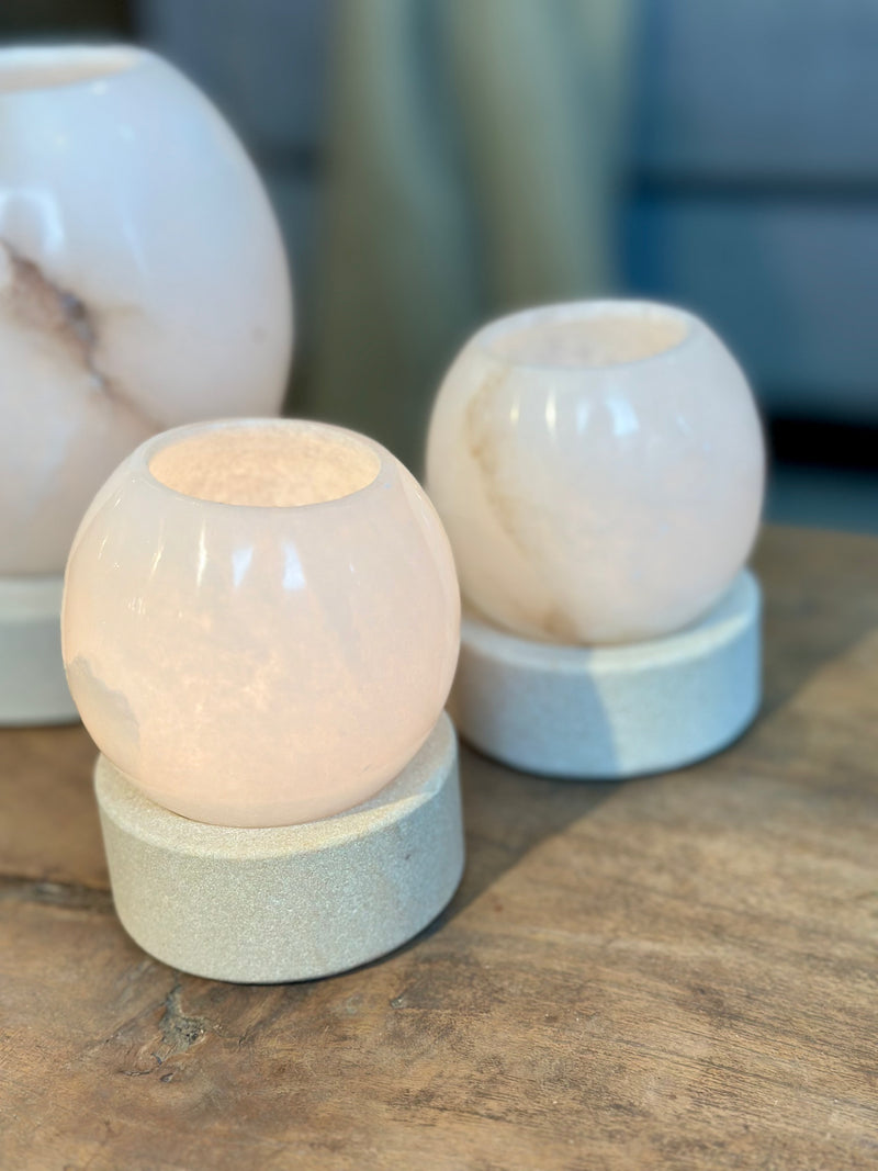 Windlicht Olessa van beige albast op zandstenen voet - D7x H10 cm