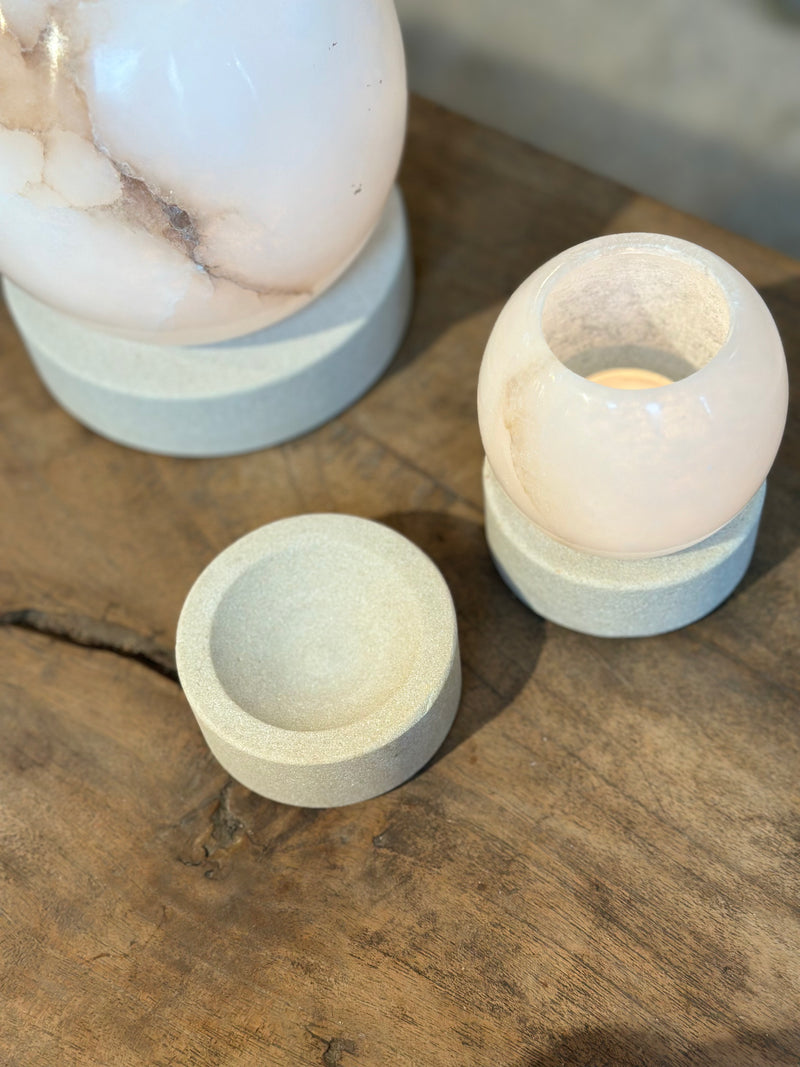 Windlicht Olessa van beige albast op zandstenen voet - D7x H10 cm