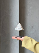 Witte puntschelp op statief