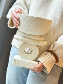 Witte schaal op voet van steen - H29 x D22 cm