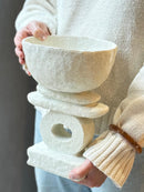 Witte schaal op voet van steen - H29 x D22 cm