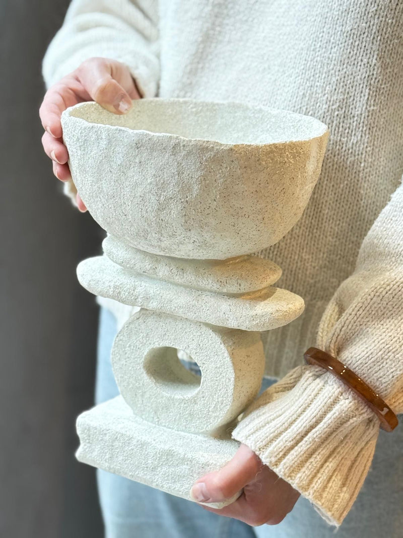 Witte schaal op voet van steen - H29 x D22 cm