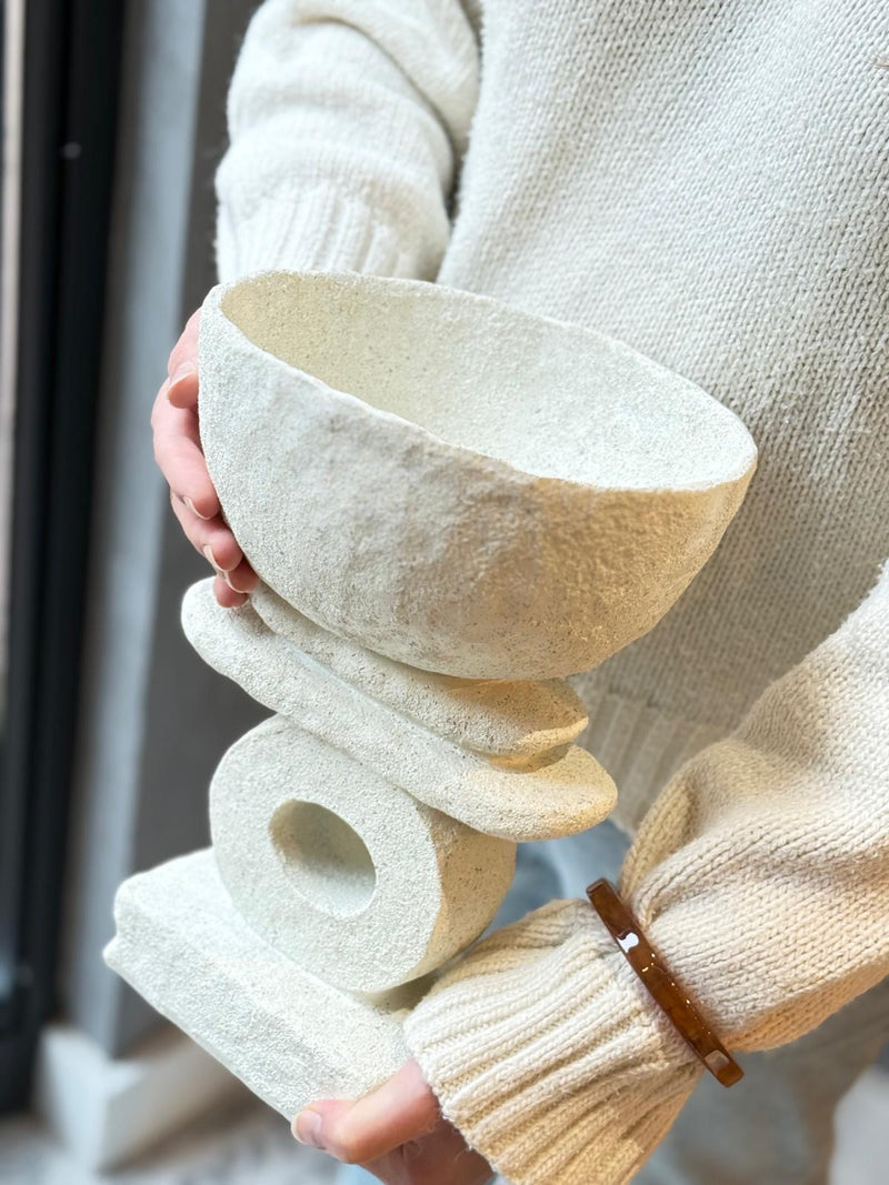 Witte schaal op voet van steen - H29 x D22 cm