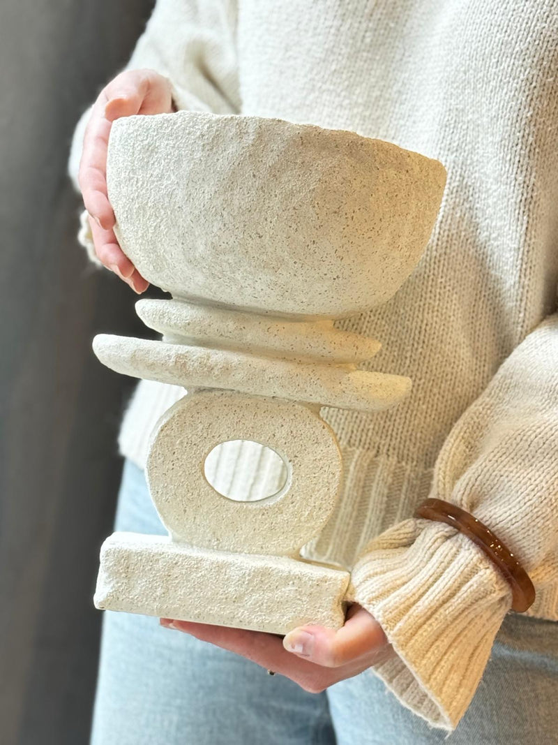 Witte schaal op voet van steen - H29 x D22 cm