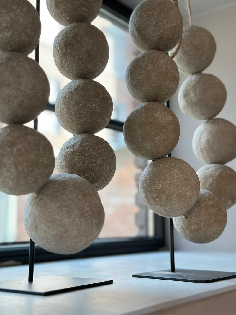 XXL Kralenketting van katoen maché - L20 x B10 x H67 cm