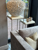 Zuil van goudkleurig staal met crème plateau - H100 B35x35 cm