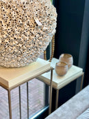 Zuil van goudkleurig staal met crème plateau - H100 B35x35 cm