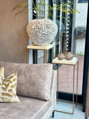 Zuil van goudkleurig staal met crème plateau - H80 B35x35 cm