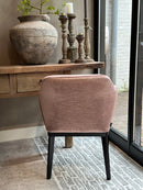 Eetkamerstoel Camilla met armleuning in roze shiny stof - Keijser & Co