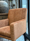 Eetkamerstoel Torino in roestbruine gewolkte stof met handvat