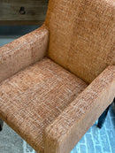 Eetkamerstoel Torino in roestbruine gewolkte stof met handvat