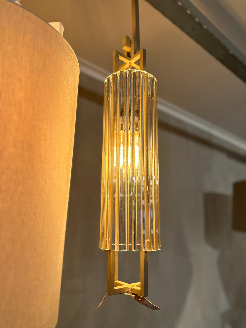 Hanglamp met ribbelglas en zandkleurig staal