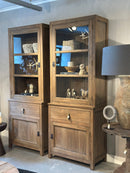 Vitrinekast van oud teakhout met glazen deurtjes en lade – 45x85x225 cm