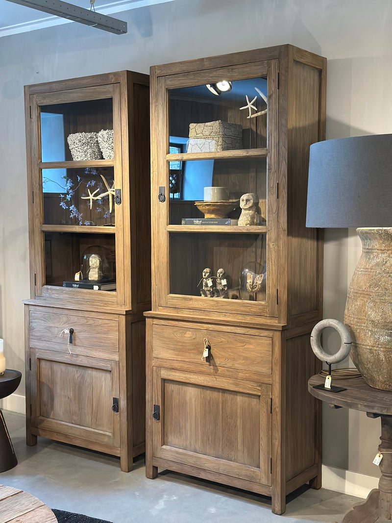 Vitrinekast van oud teakhout met glazen deurtjes en lade – 45x85x225 cm
