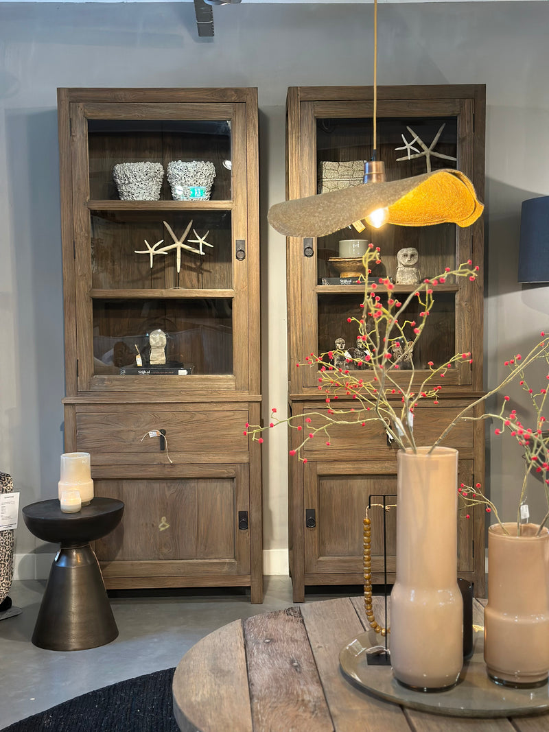Vitrinekast van oud teakhout met glazen deurtjes en lade – 45x85x225 cm
