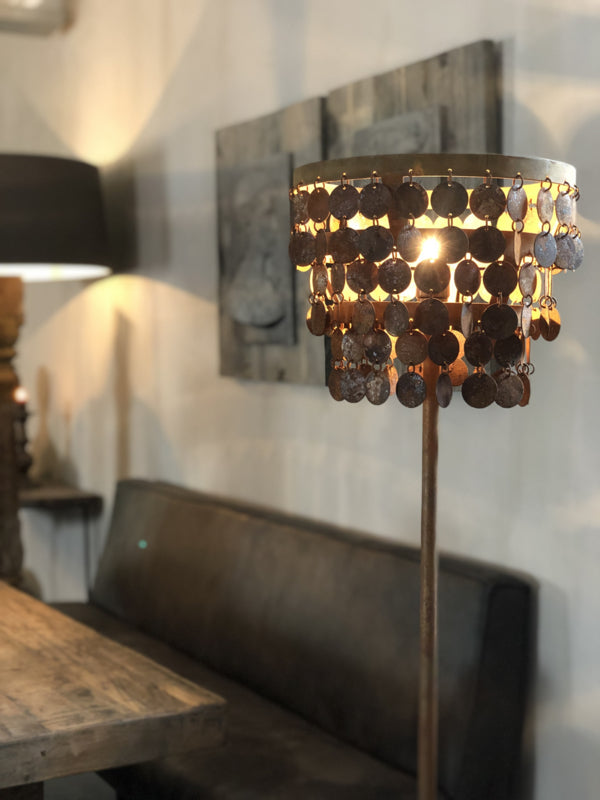 Vloerlamp Karin van roestig staal met kleine schijfjes - 150 x 32 cm