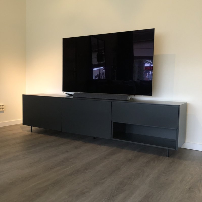Maatwerk TV-meubel 250x45x60 cm