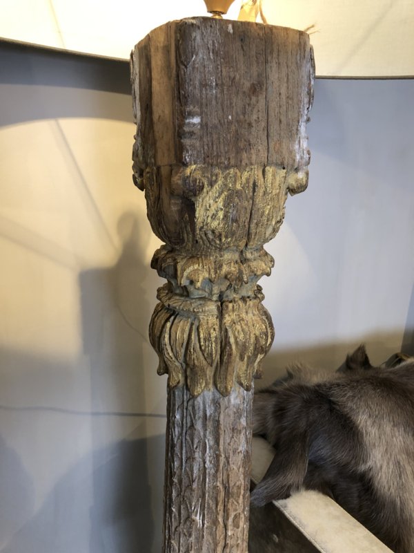 Vloerlamp met oud houtsnijwerk
