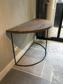 Halfronde sidetable met roestig onderstel