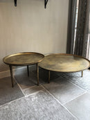 Ronde salontafel in koperkleur met 3 pootjes