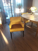 Eetkamerstoel Hill in okergeel velours met kroko print