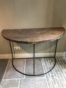 Halfronde sidetable met roestig onderstel