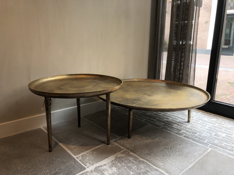 Ronde salontafel in koperkleur met 3 pootjes