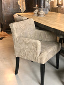 Eetkamerstoel Hill in bruingrijze handgeborduurde Italiaanse stof