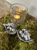 Liggende engel op vleugels - grijs kleurig - 10 cm