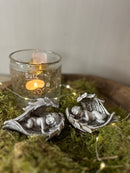 Liggende engel op vleugels - grijs kleurig - 10 cm