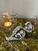 Liggende engel op vleugels - grijs kleurig - 10 cm