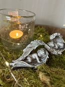 Liggende engel op vleugels - grijs kleurig - 10 cm