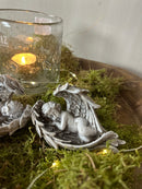 Liggende engel op vleugels - grijs kleurig - 10 cm